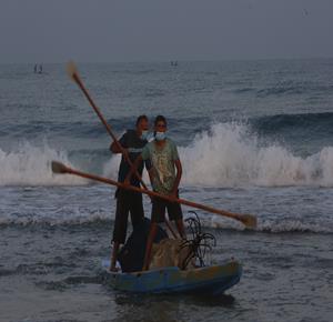 Watch| Palestinian fishermen are sailing off the Gaza shore
