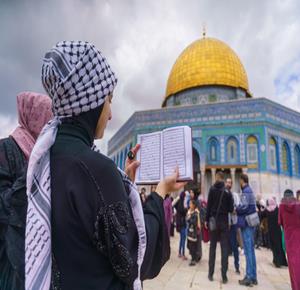 Thousands of Palestinians attend Friday prayers in Jerusalem