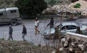 Israeli colonists attack with stones  Palestinian-owned vehicles in Nablus