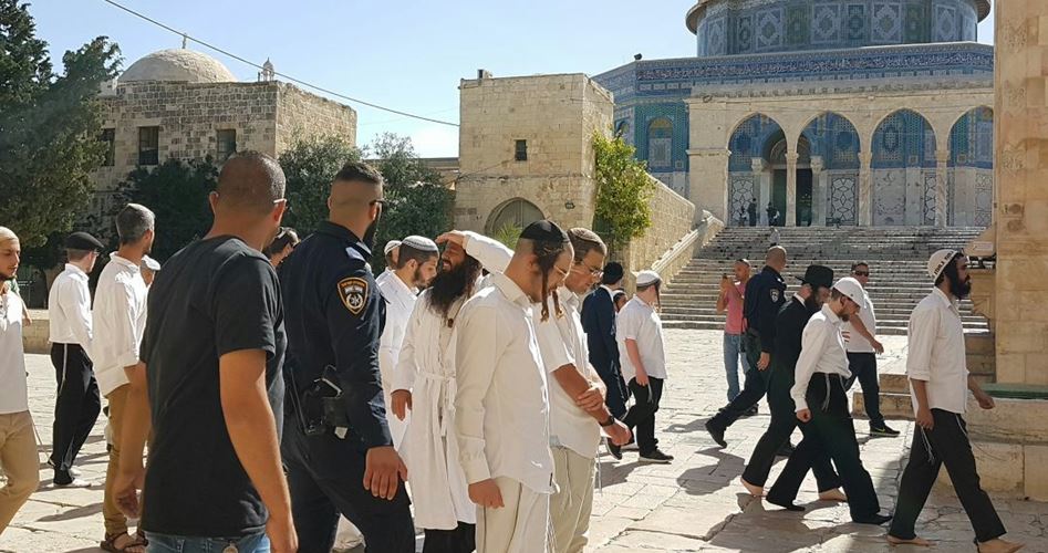 Extremist Israeli settlers break into Al-Aqsa