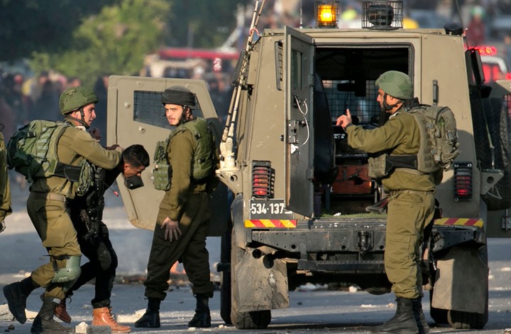 Israeli forces detain 10 Palestinians, seize car in West Bank raids