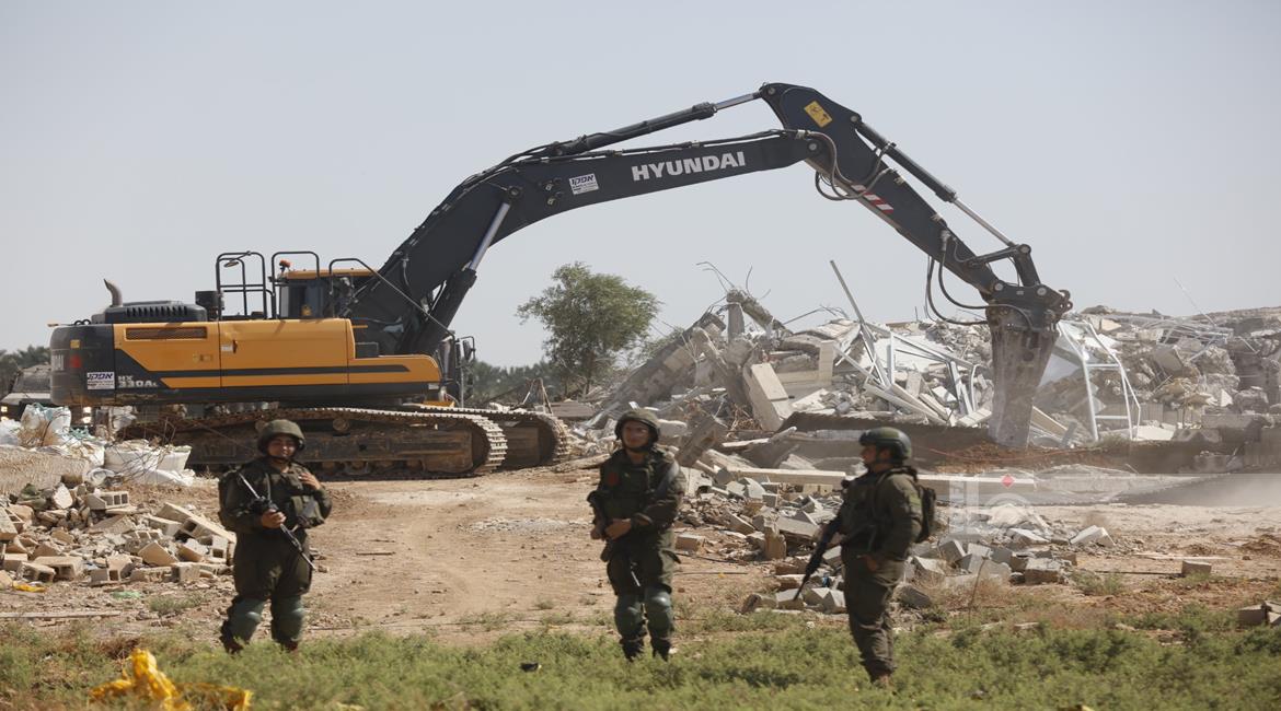 Israeli troops tear down two houses in Jericho