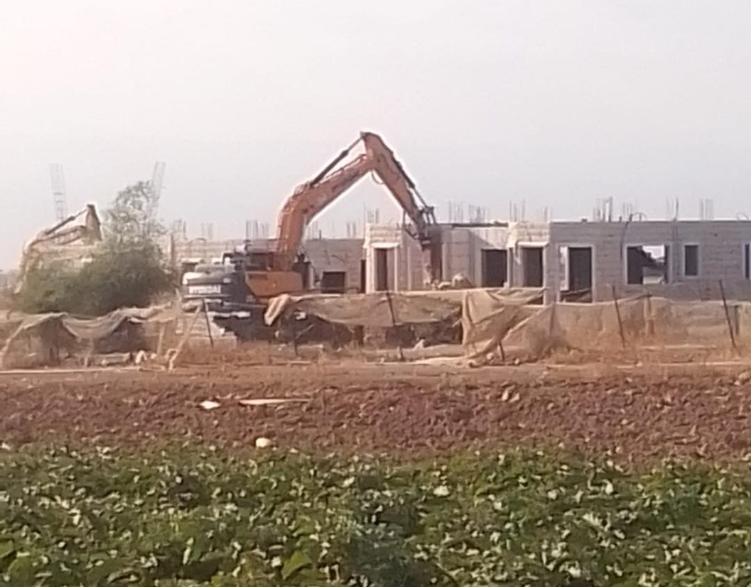 Stop work and construction orders issued by the Israeli occupation for 17 Palestinian houses in the Jericho area