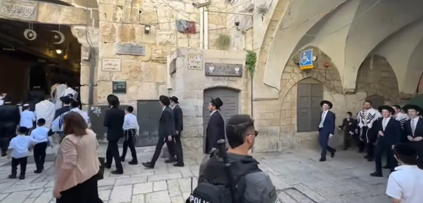 Palestinian shops in Jerusalem’s Old City forced by Israeli police to remain closed to safeguard routes for settlers