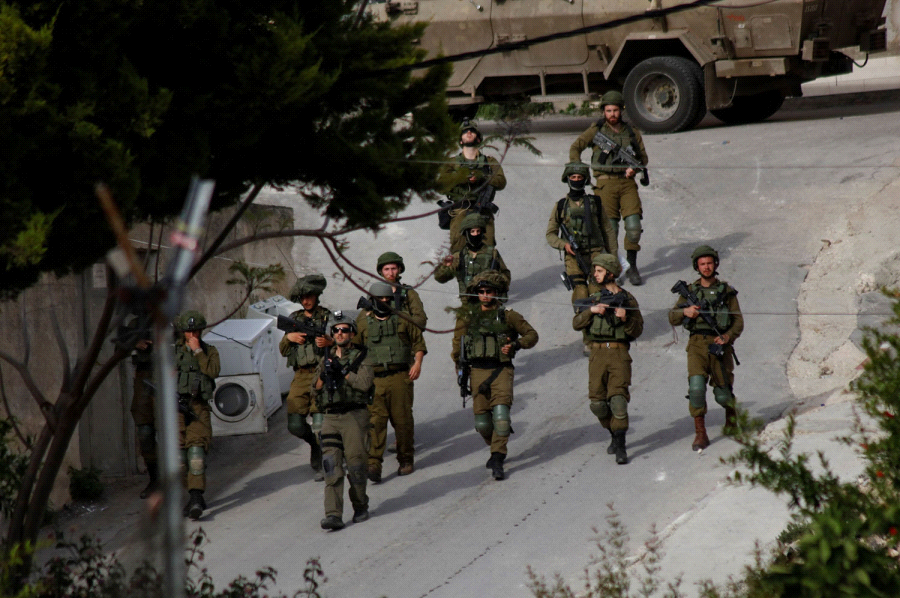 During an operation in the West Bank, Israeli soldiers shoot, injure and arrest two Palestinian brothers