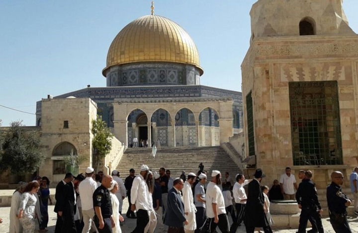 Israeli colonists storm Al-Aqsa Mosque under police protection