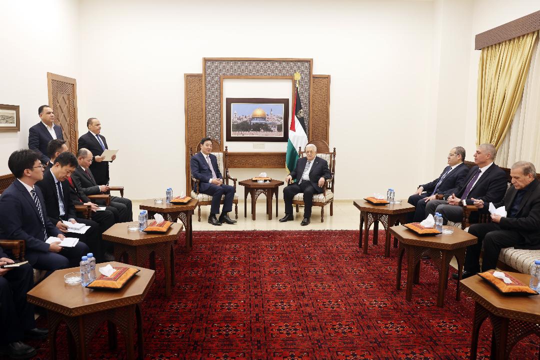 President Abbas receives Chinese Middle East Envoy in Ramallah, affirms readiness to assume full responsibility in Gaza