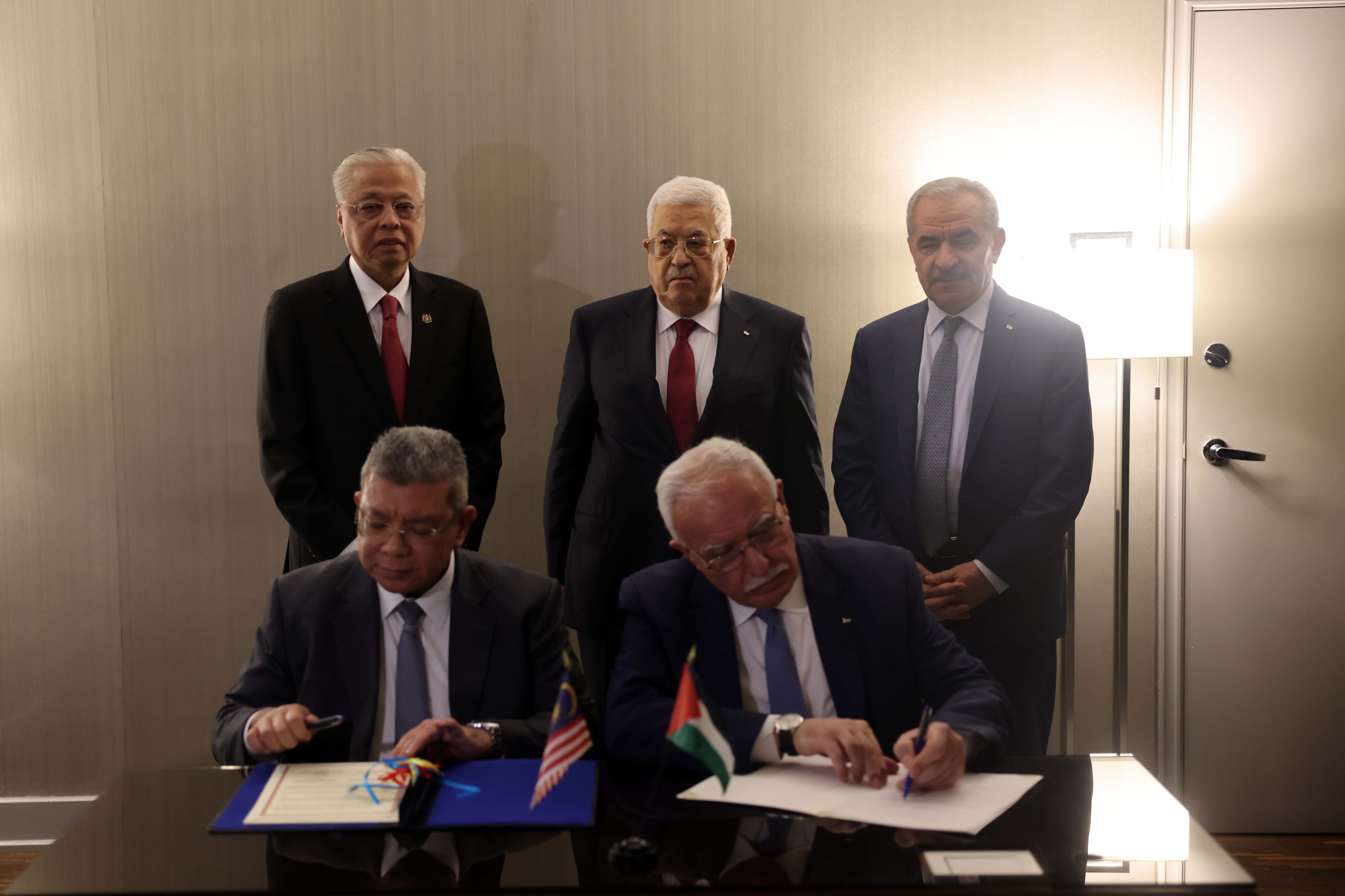 In the presence of the President and Prime Minister of Malaysia: Signing of 4 cooperation agreements between Palestine and Malaysia