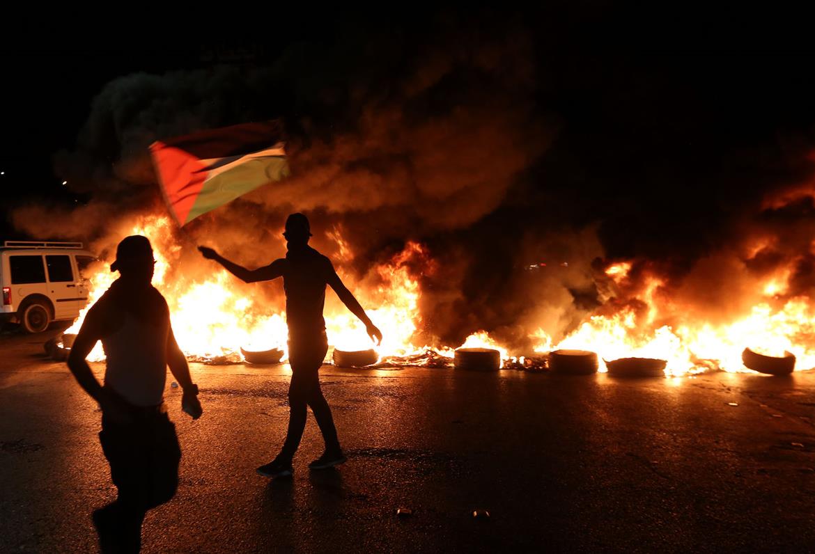 Injuries by Israeli gunfire during clashes in Hebron, Nablus