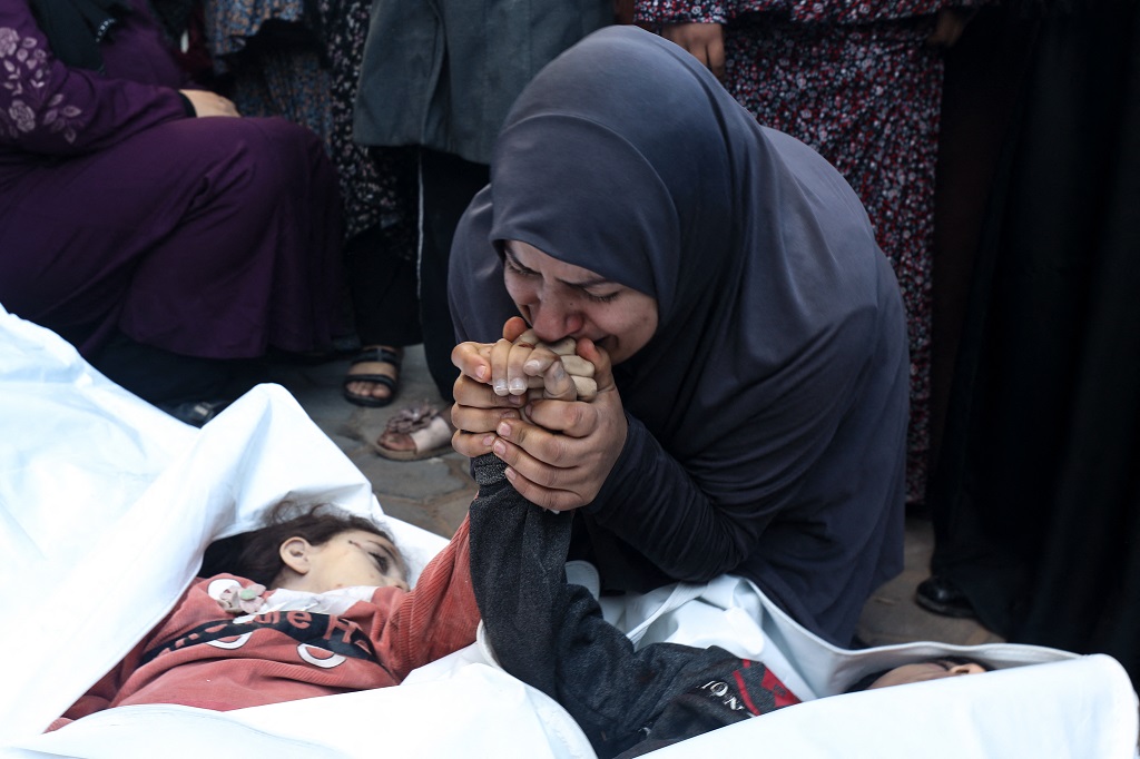 In new Israeli massacre, at least 24 civilian killed and others injured in Israeli strikes on central Gaza 