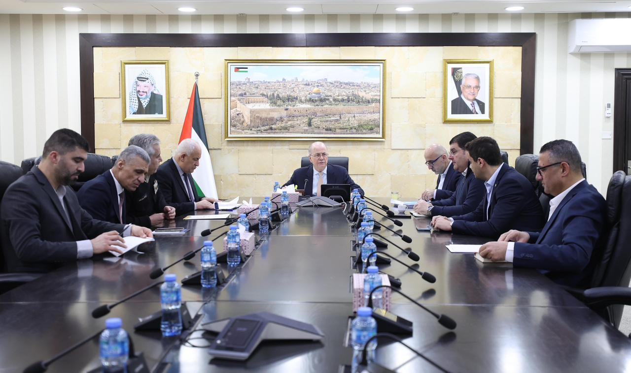 PM Mustafa chairs cabinet meeting to discuss working mechanisms at Palestinian crossings