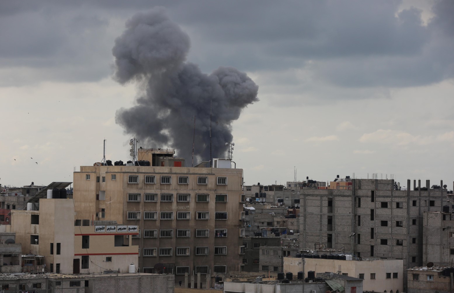 Israeli warplanes attack sites in the Gaza Strip, no injuries