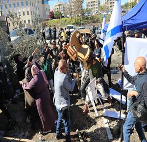 Return of racist Israeli lawmaker to Sheikh Jarrah neighborhood provokes protest, police attack Palestinians