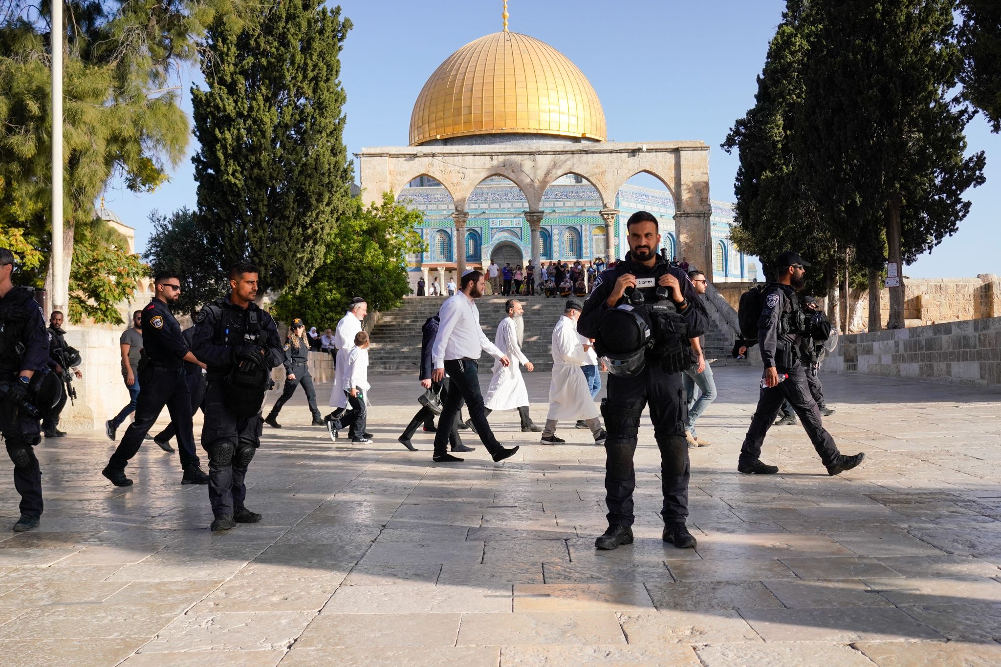 Israeli colonists storm Jerusalem's Aqsa Mosque