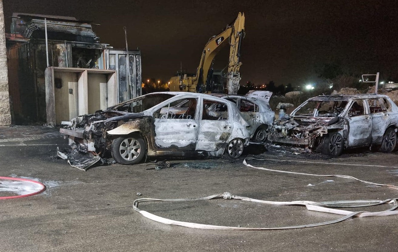 Israeli settlers torch eight vehicles in Jerusalem-district villages 