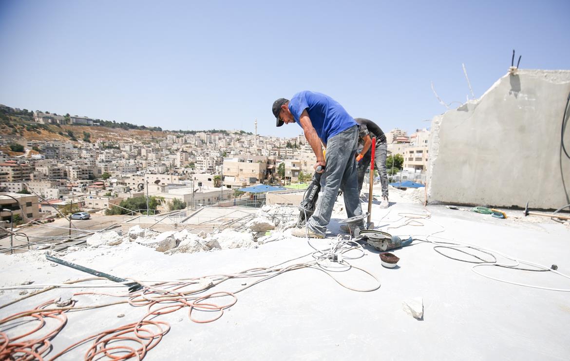 Palestinian resident of East Jerusalem forced by the Israeli municipality to self-demolish own house