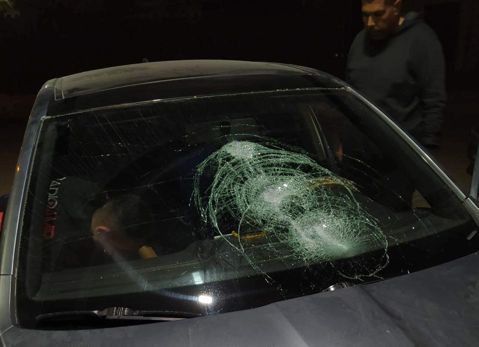 Four Palestinians injured in an attack by settlers near Al-Bireh 