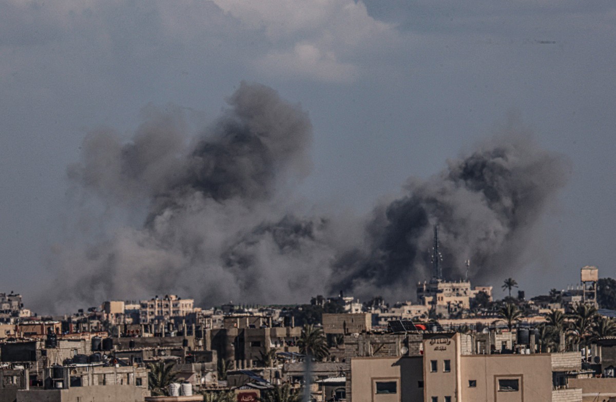 Dozens killed and injured in Israeli shelling of central, southern Gaza 