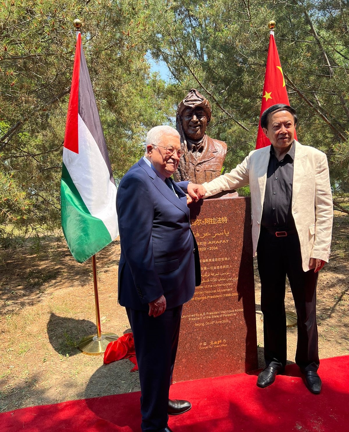 President Abbas unveils monument to late predecessor Arafat in Beijing 