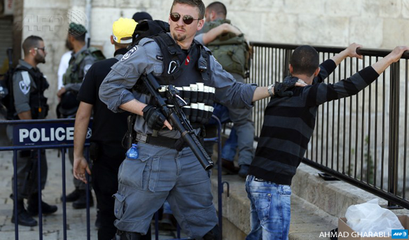 Occupation forces detain five Palestinians, injuries three others in West Bank 