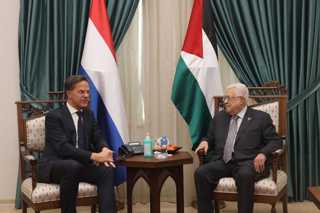 President Abbas discusses latest developments, ongoing efforts to stop Israeli aggression with Dutch prime minister 