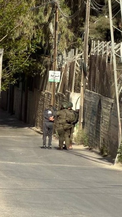 Israeli forces detain father of former prisoner, hold dozens in Qalandia refugee camp