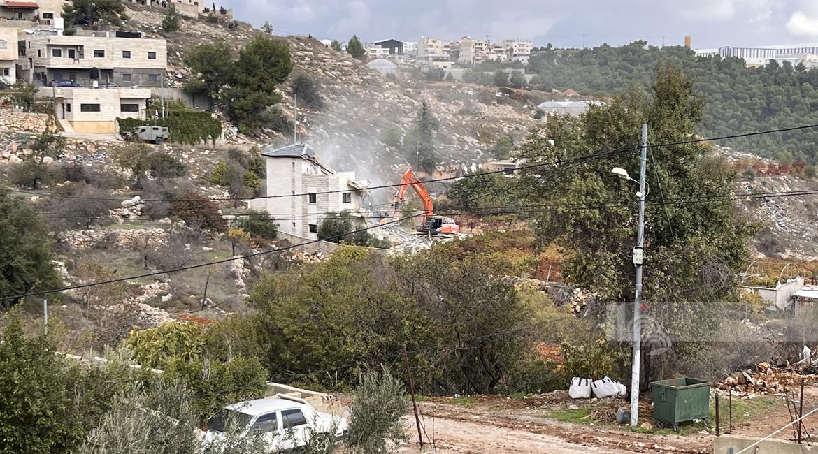 Settlers start work on settler-only road, fence off lands in Jordan Valley 