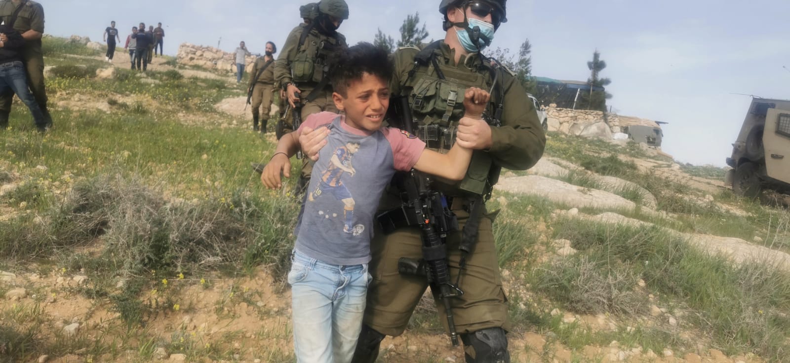 Israeli occupation forces detain five Palestinian children ages 7 to 11 in the south of  the West Bank