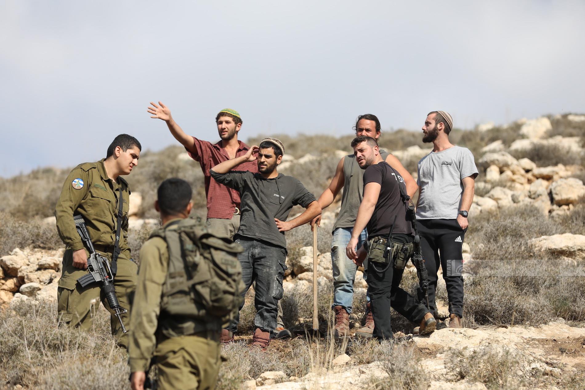 Israeli colonists attack Palestinian farmers, force them out of their land 