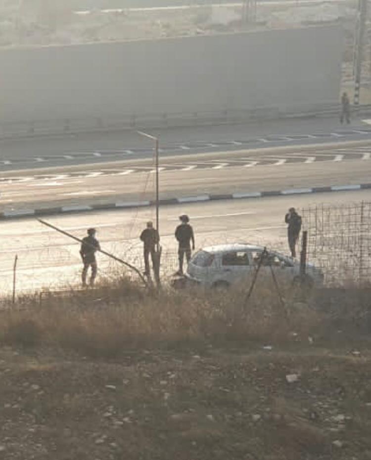 Reports: Palestinian shot and injured by Israeli soldiers at an army checkpoint near Jerusalem
