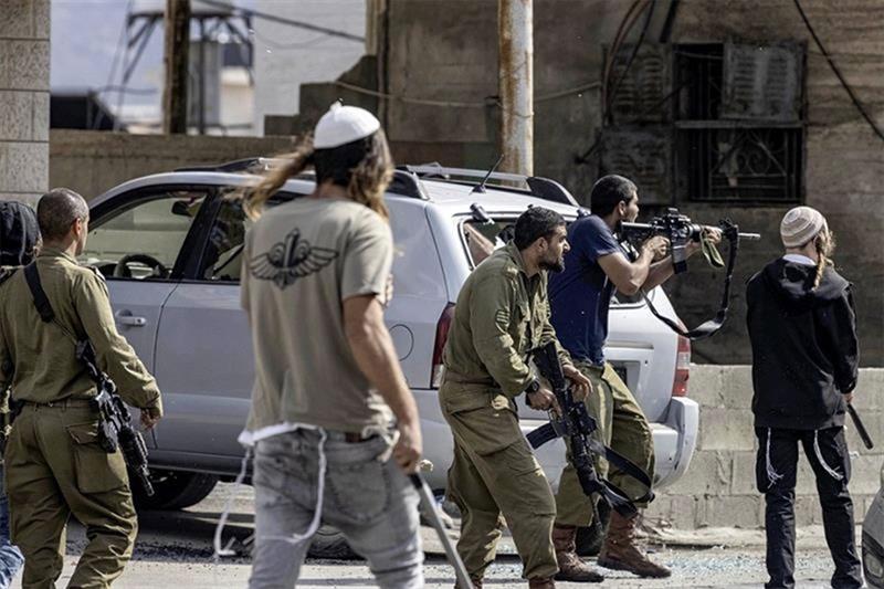 Israeli settler militias shut down entrances to two towns northeast of Ramallah
