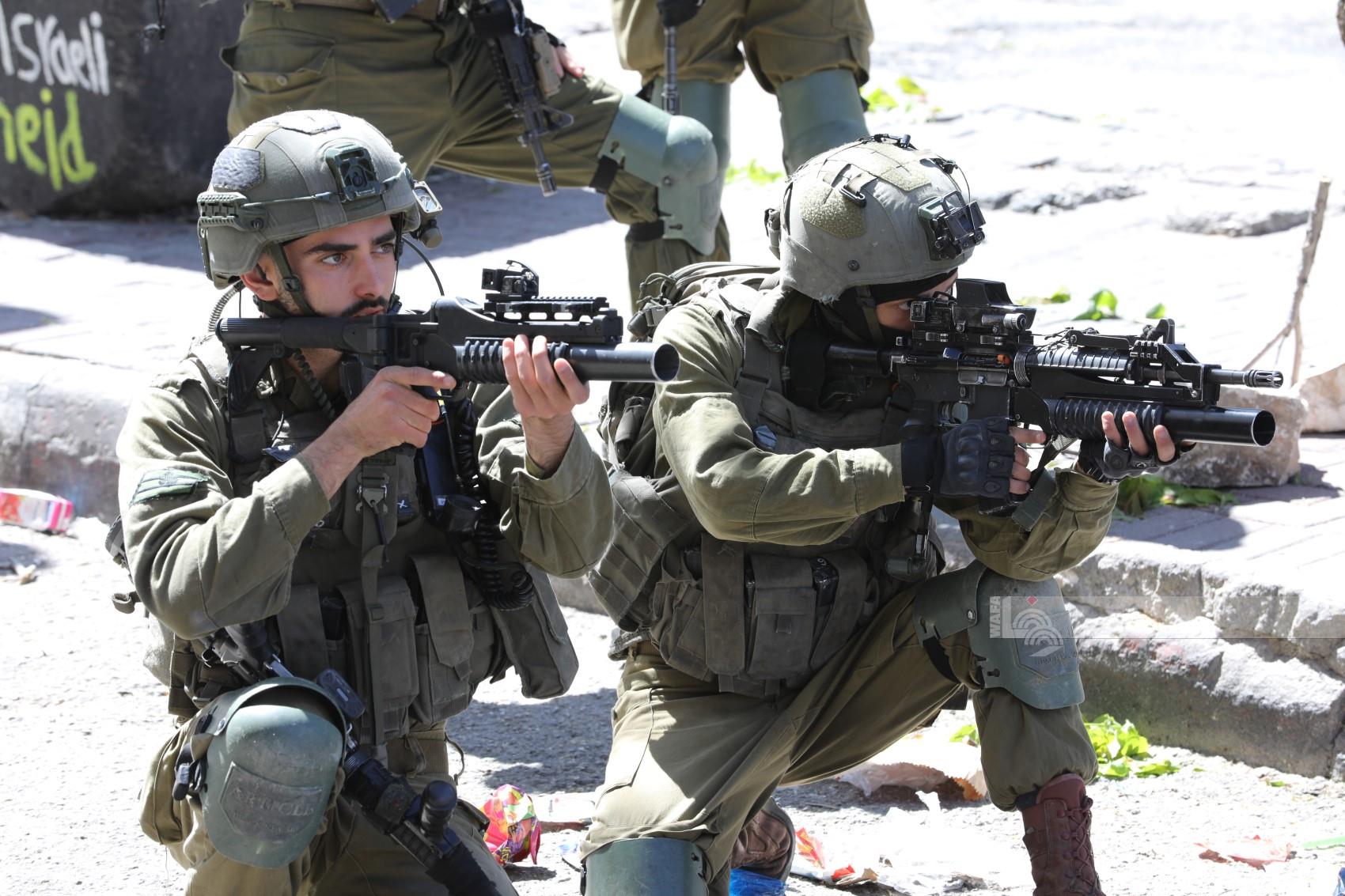 Two Palestinian men injured by Israeli soldiers' live fire west of Hebron