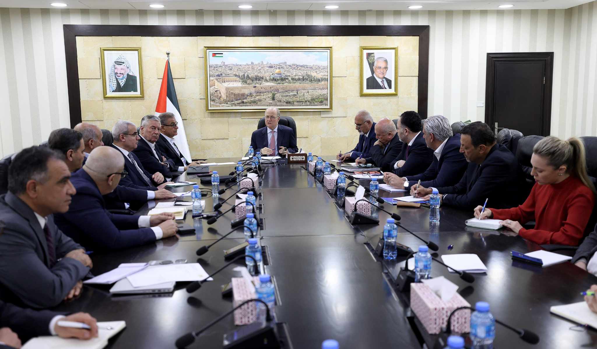 PM Mustafa discusses with economic experts and ministers ways to overcome Israel’s deductions from clearance revenues