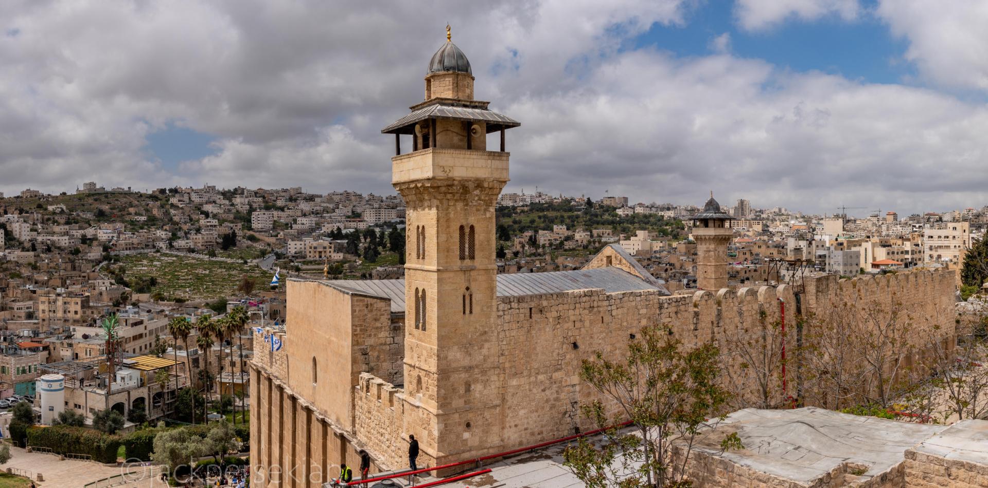 Israeli forces place locks on Hebron's Ibrahimi Mosque's doors