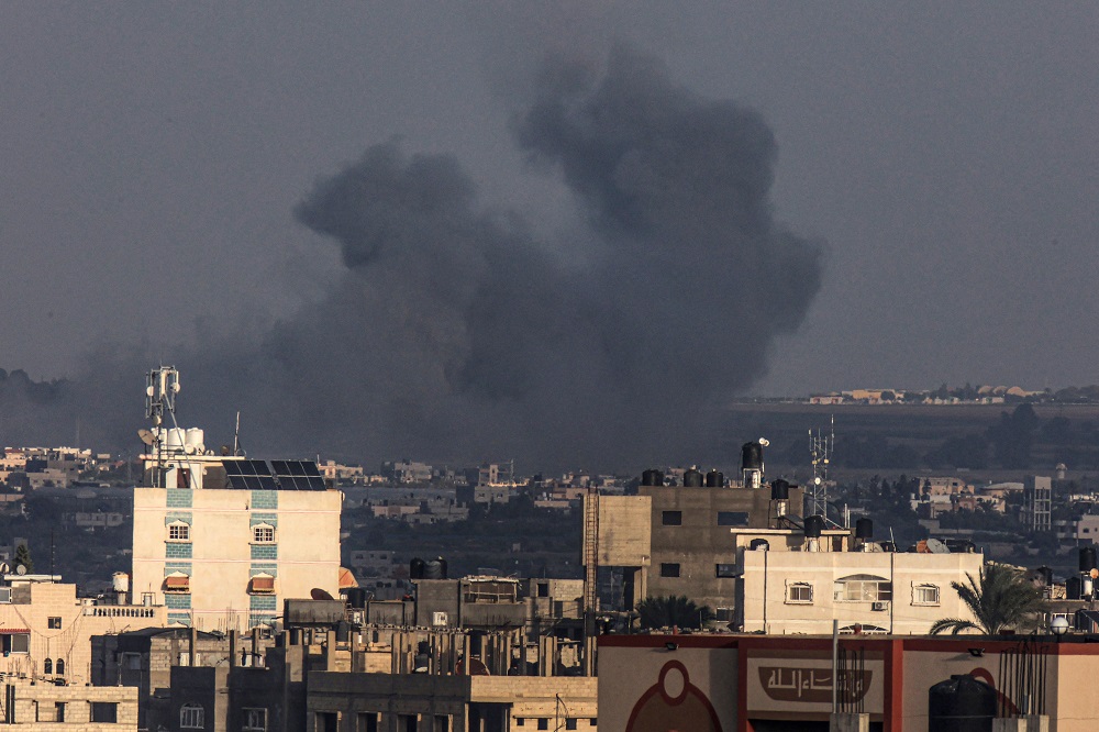 Israeli airstrikes, artillery continue to bound various areas across Gaza