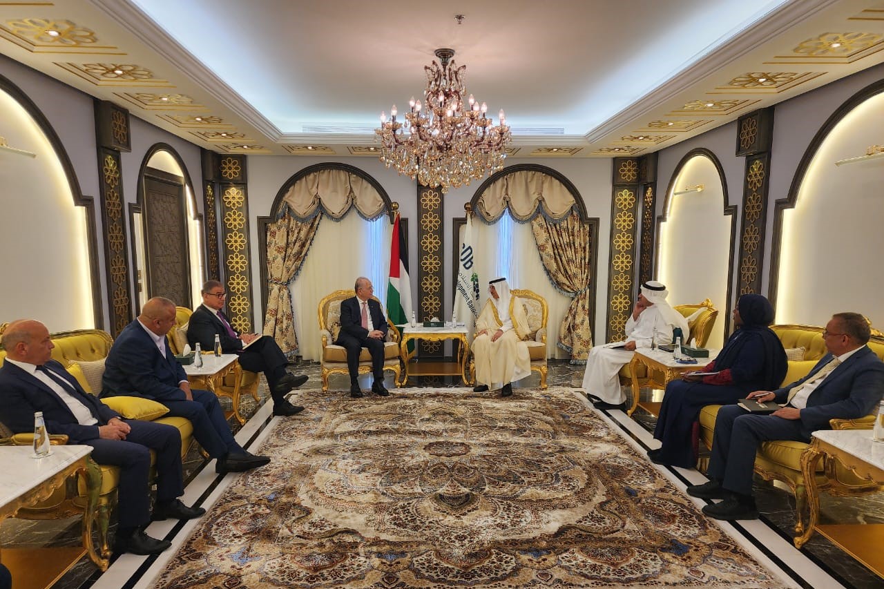 PM Mustafa, Chairman of Islamic Development Bank Group discuss supporting development projects in Palestine