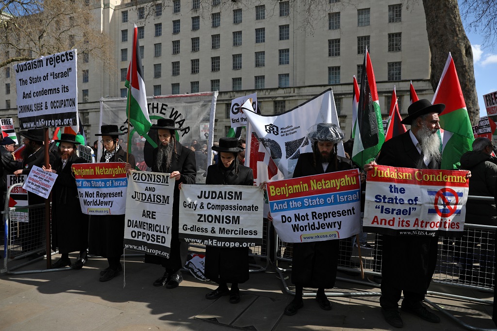 Hundreds rally in London to protest Israeli crimes against the Palestinian people 
