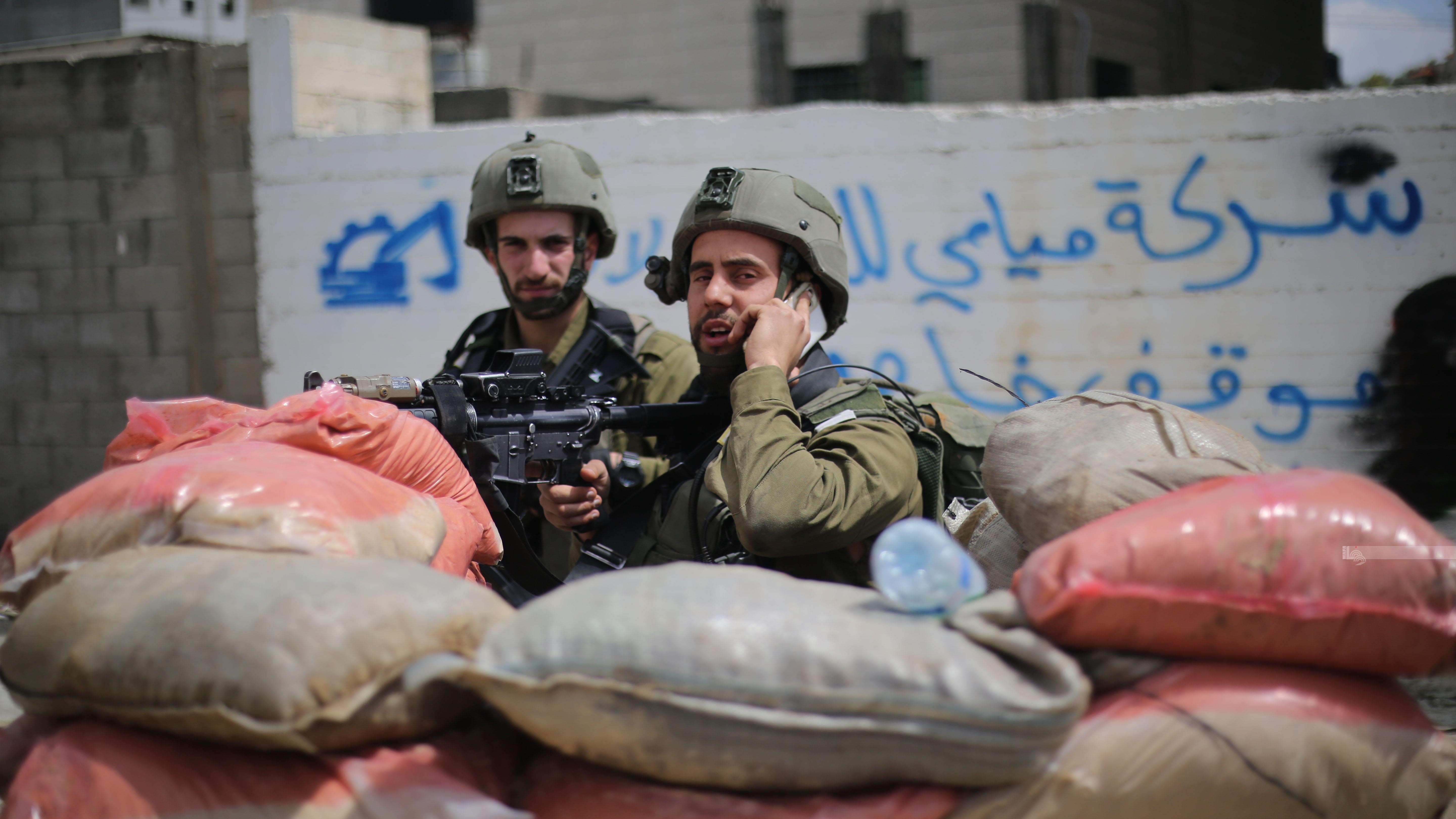 Israeli forces detain university student at a flying checkpoint in Birzeit 