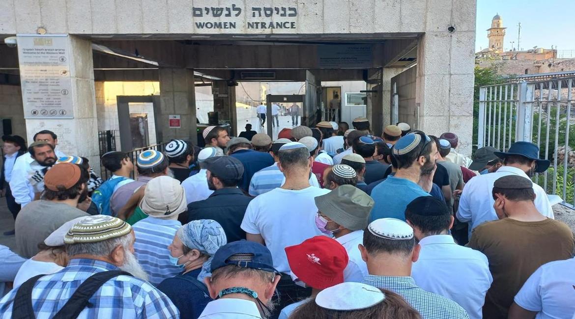 Israeli police and settlers raid Jerusalem’s Al-Asqa, assault worshipers 