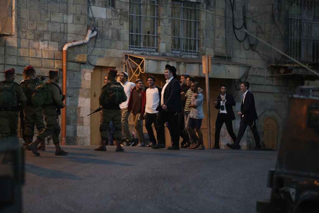 Settlers attack Palestinians’ homes in downtown Hebron