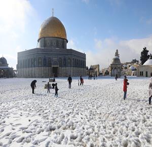 Israeli occupation forces attack Palestinian youths playing in the snow in East Jerusalem neighborhoods