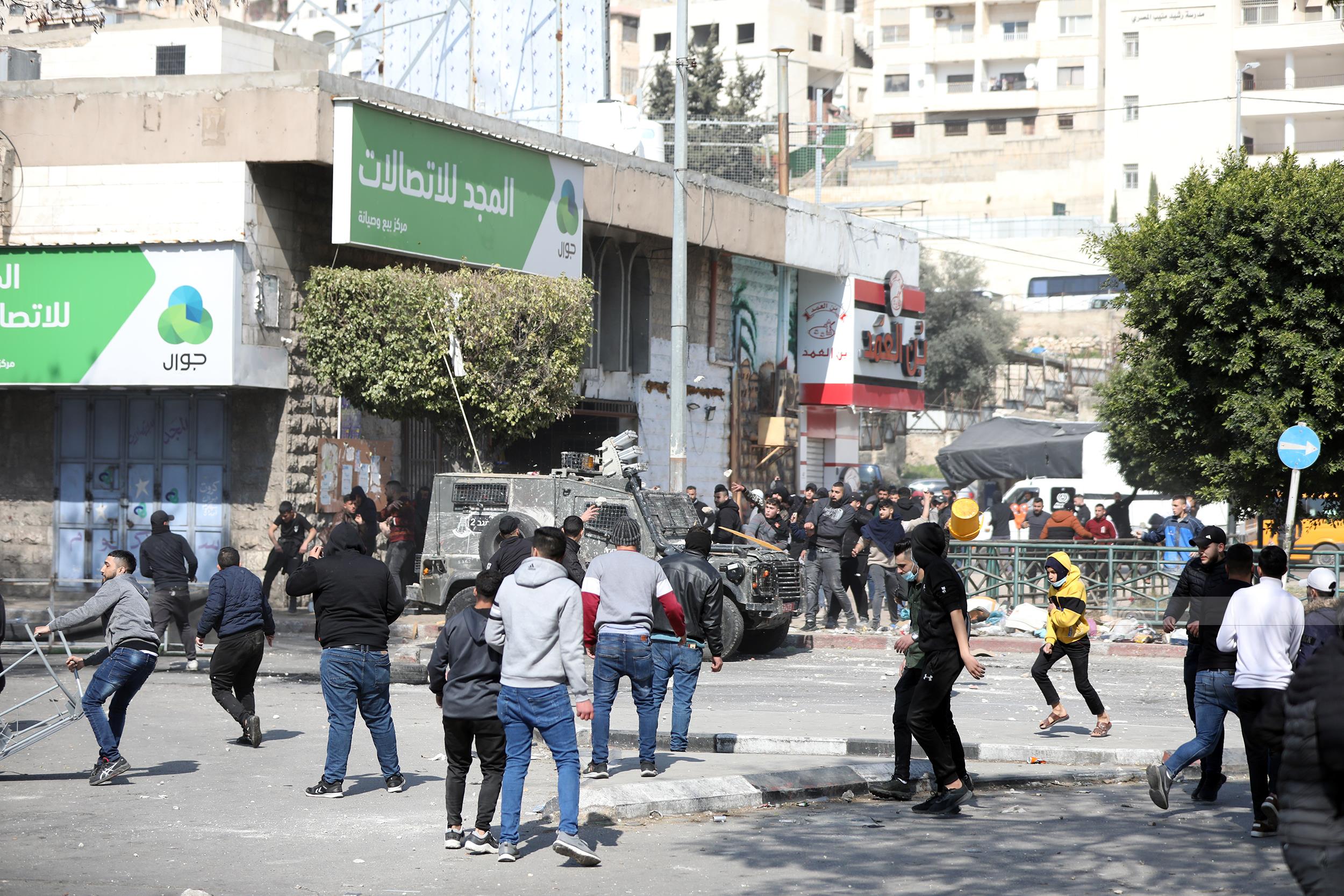  Ten Palestinians killed, 100 injured, six critical, in an Israel army incursion into Nablus