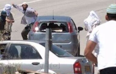 Settlers gather on Tulkarem-Nablus road, attack Palestinian vehicles 