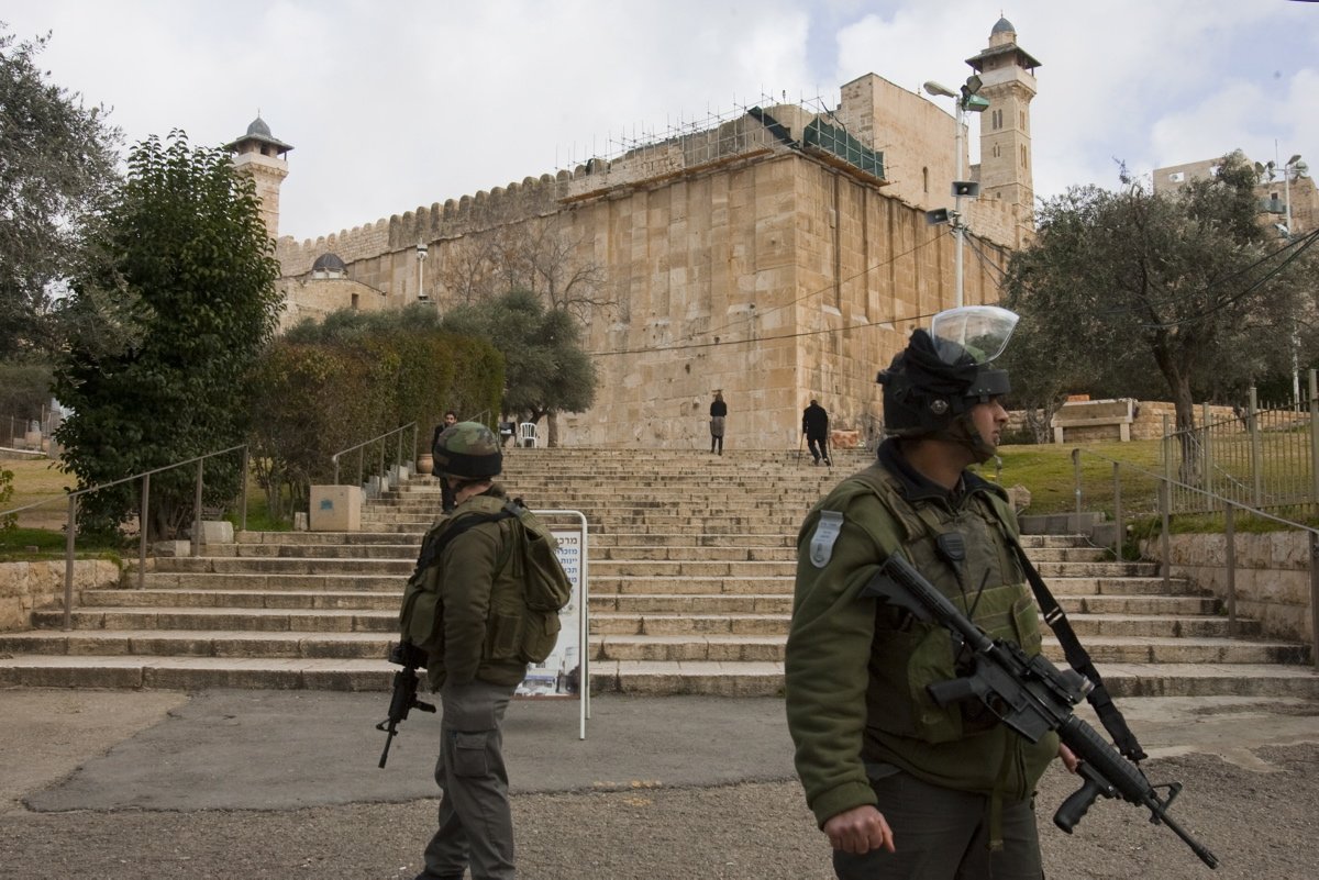 Israeli forces lock down Hebron's Ibrahimi Mosque, assault and detain Palestinian girl