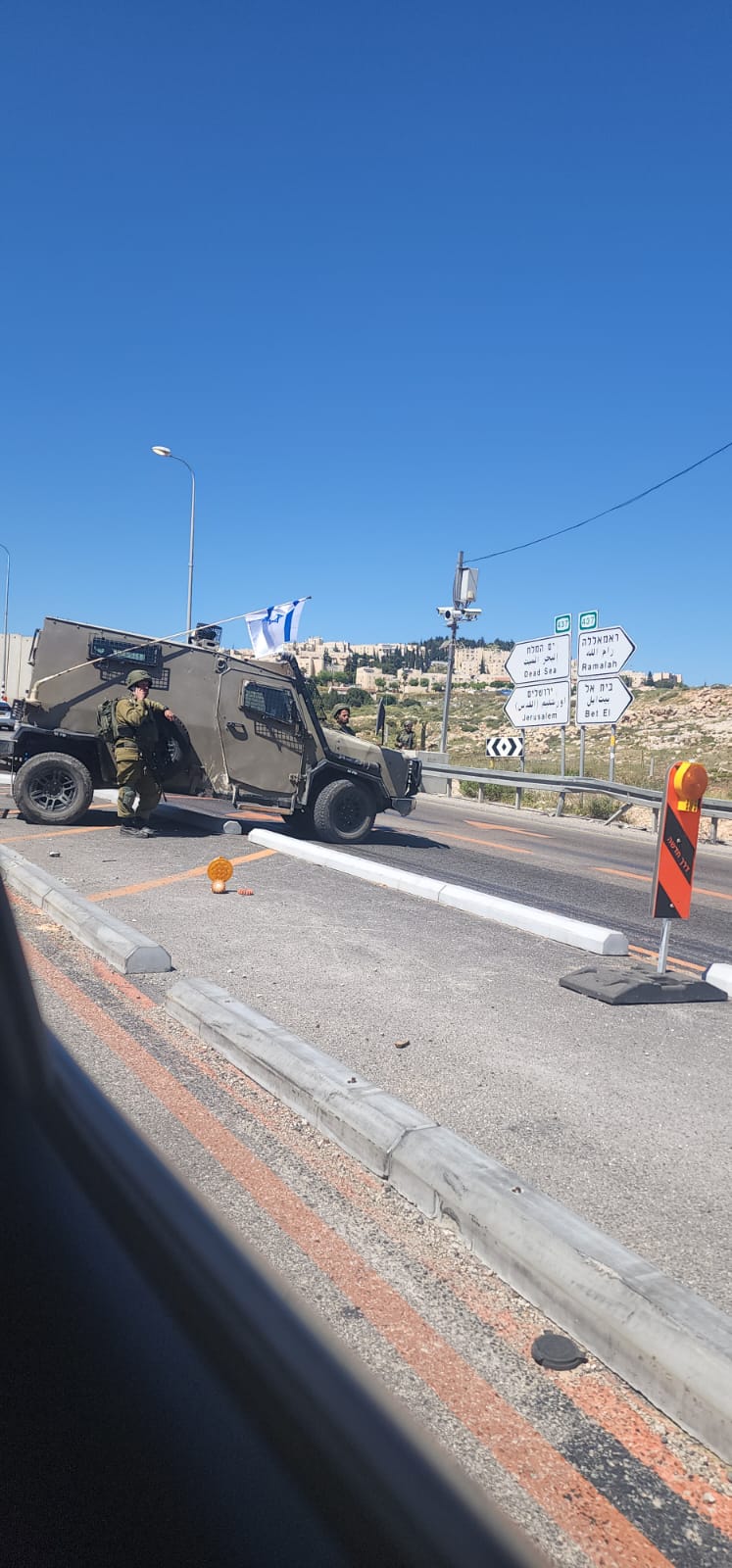 After an Israeli settler was shot and injured, occupation forces block main roads around Ramallah