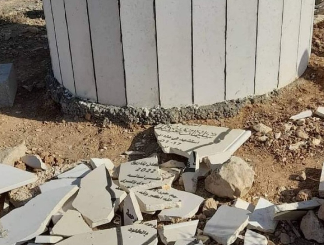 Settlers attempt to kidnap a child, destroy memorial south of Hebron