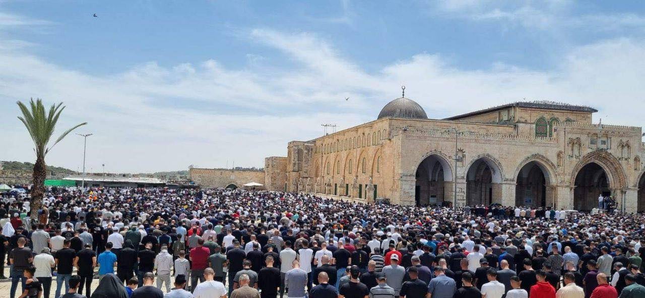  Thousands pray at Jerusalem's Al-Aqsa Mosque on third Friday of Ramadan, despite Israeli restrictions 