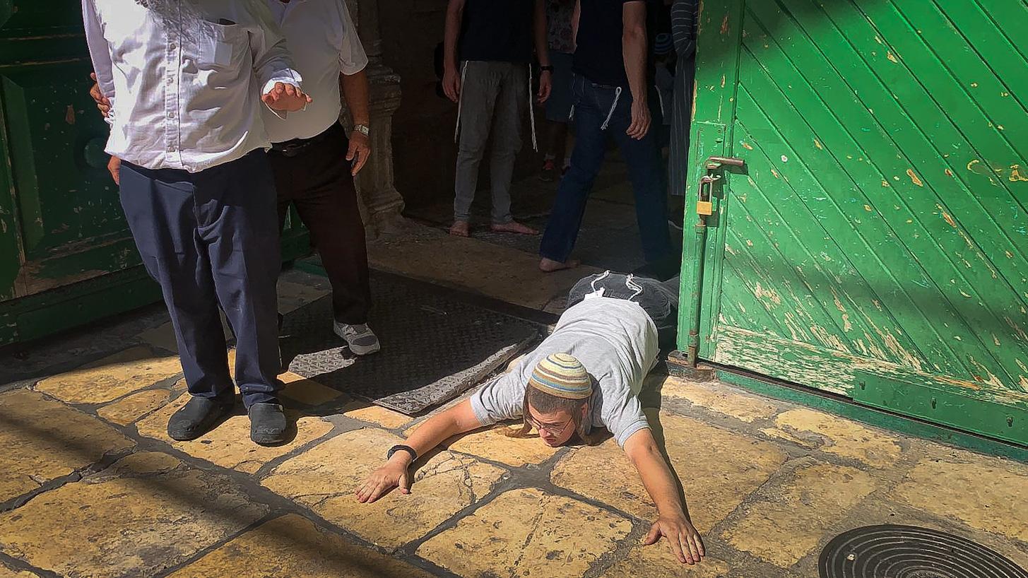 Not heeding warnings by Muslim officials, Jewish fanatics, protected by police, hold rituals outside Al-Aqsa Mosque