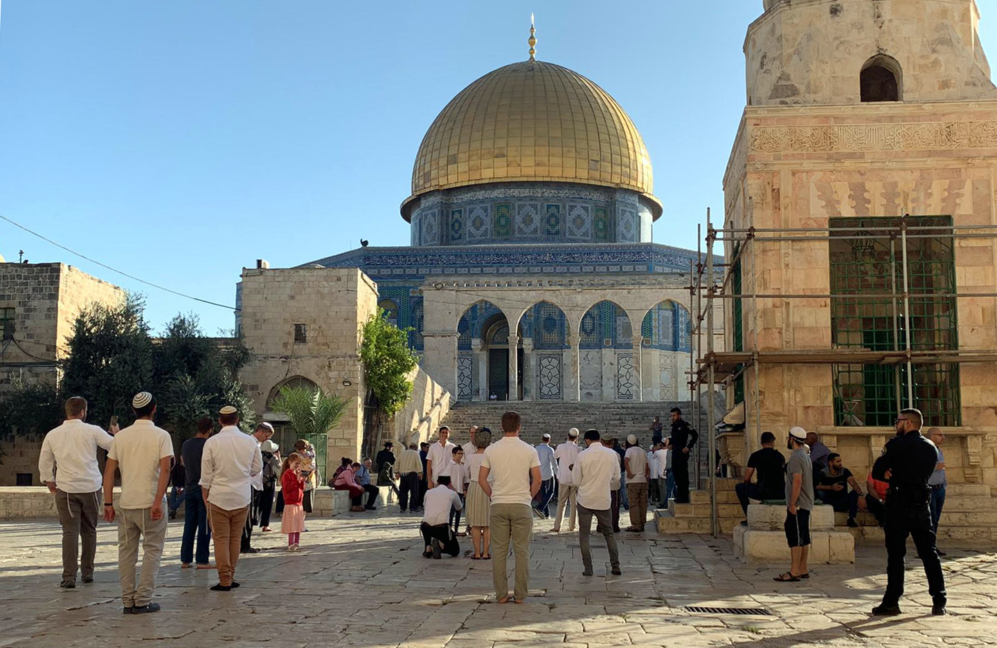 Israeli colonists storm Jerusalem's Aqsa mosque