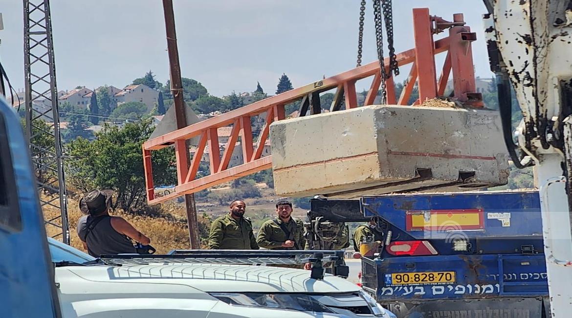 Israeli forces install iron gates in al-Auja town, tighten siege on Jericho